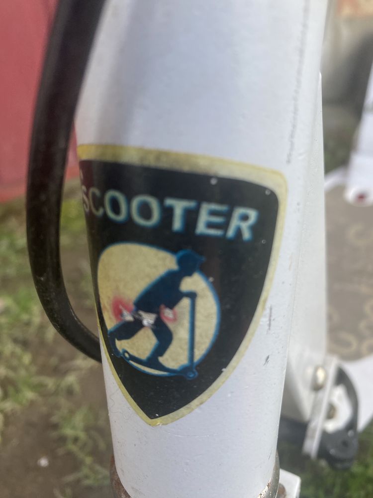 Hulajnoga marki scooter, na dużych kółkach