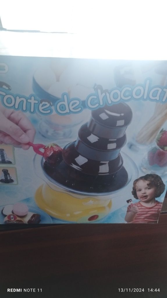 Máquina fonte de chocolate de criança