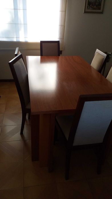 Vendo mesa de jantar e aparador