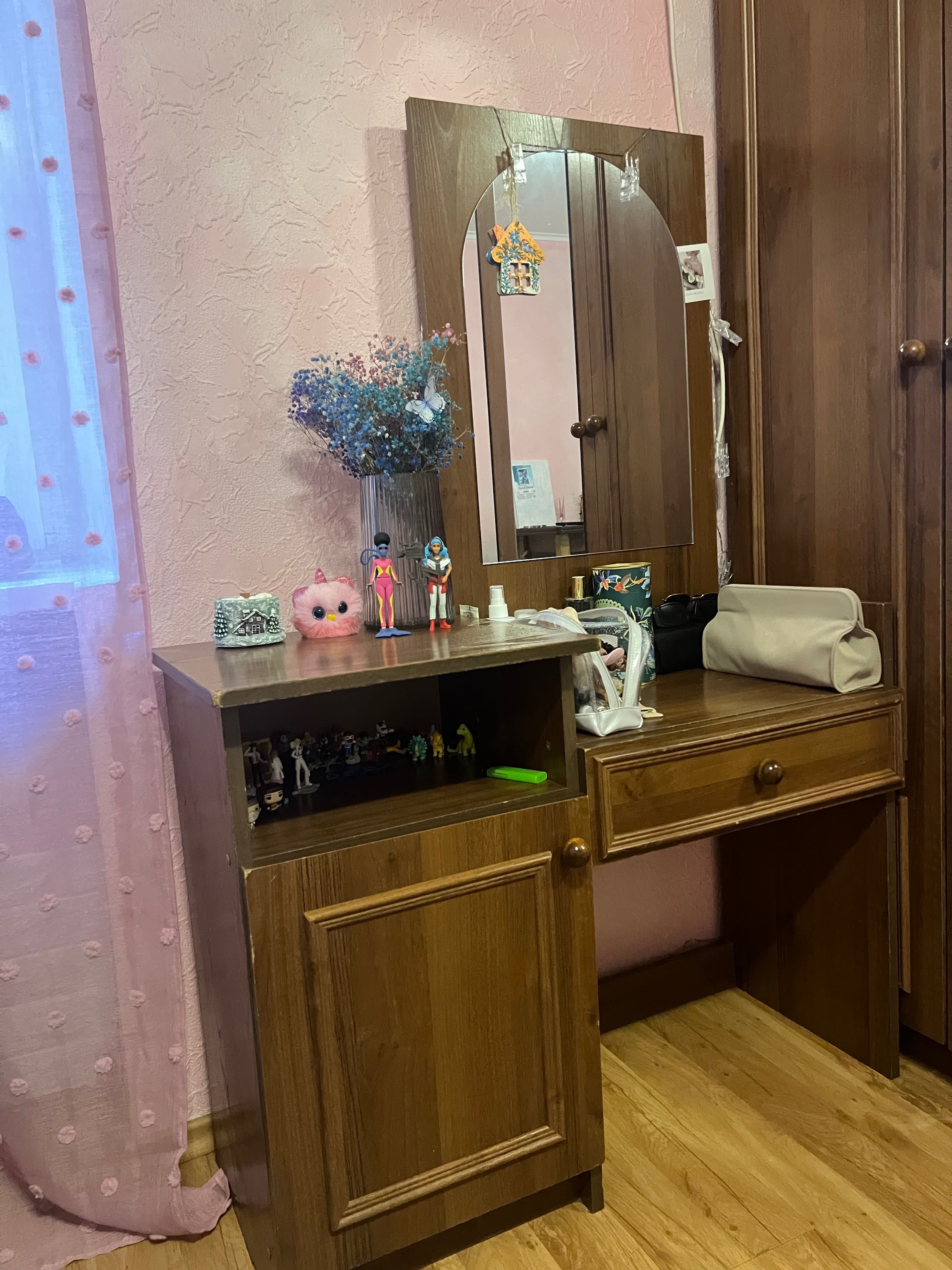 Продам трюмо із дзеркалом та шафу