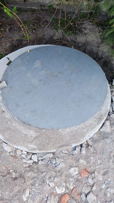 Sprzedam metalową pokrywę studni kręgowej