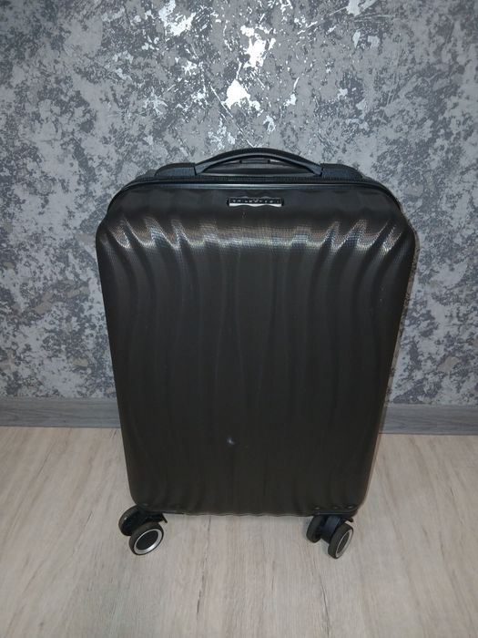 Чемодан на колесах пластиковый