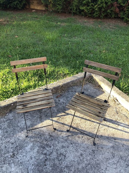 Cadeiras e mesa de esplanada