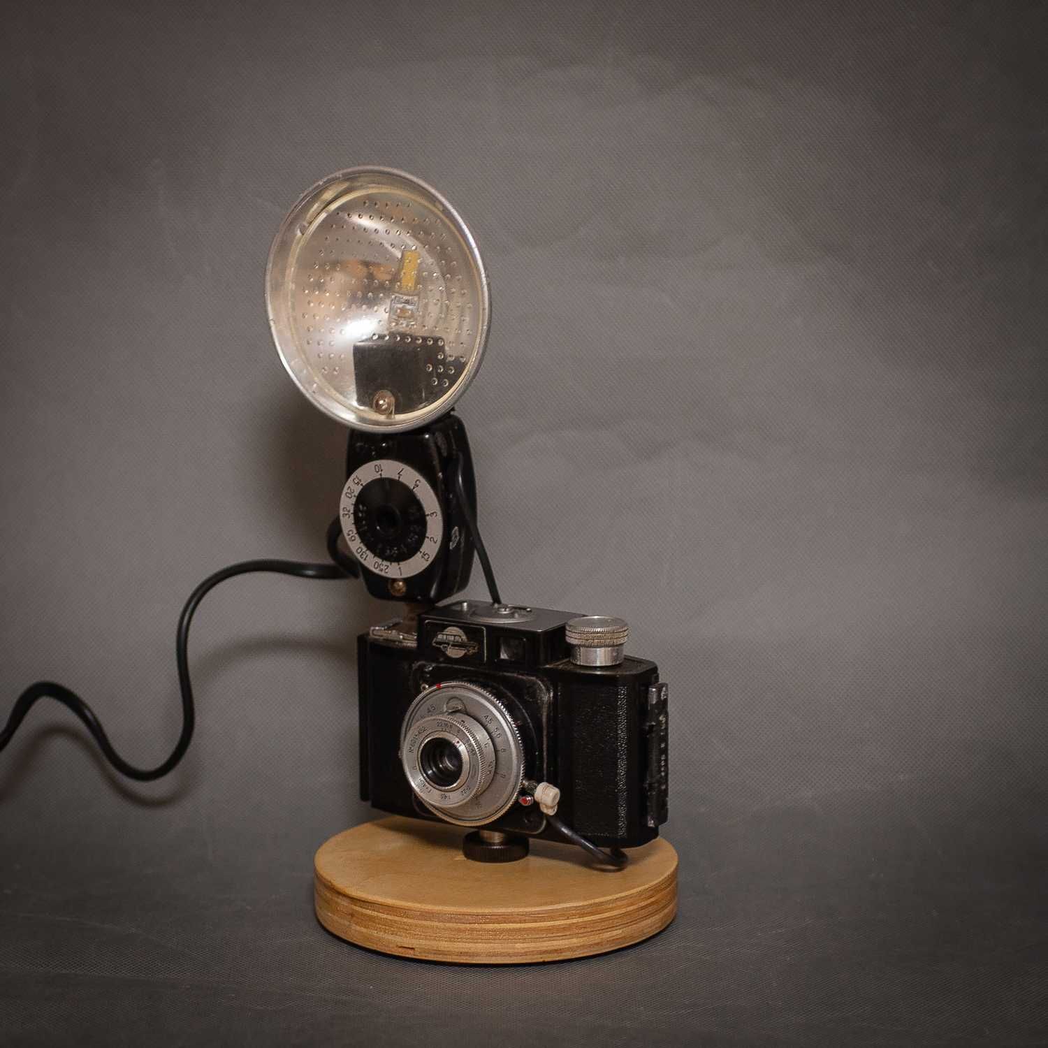 Креативный и оригинальный настольный светильник в стиле Лофт.
