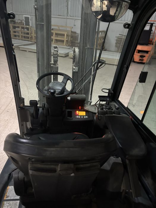 Empilhador toyota 1.5T elétrico com torre tripla em bom estado geral