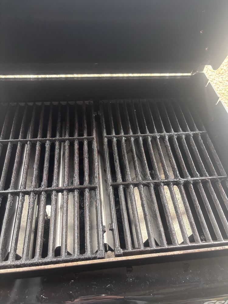 Grill Gazowy Weber z palnikiem bocznym