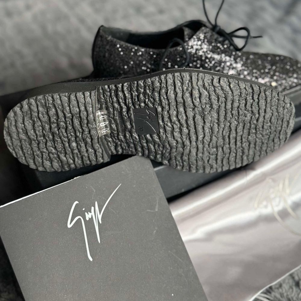 Nowe buty wizytowe Giuseppe Zanotti rozmiar 39 wkładka 25 cm