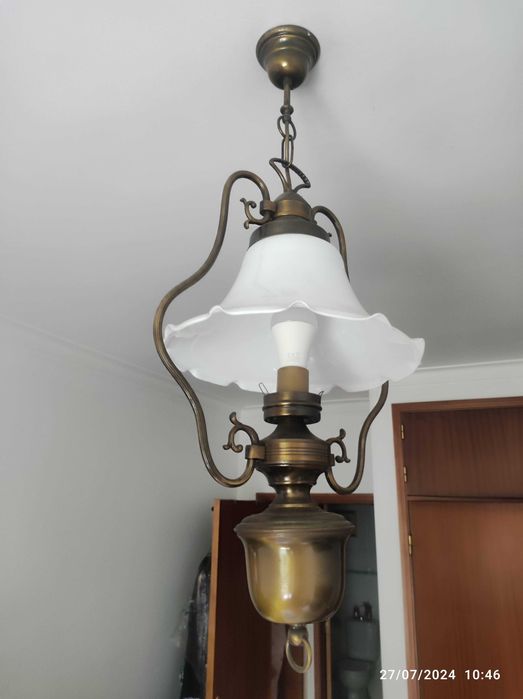 Candeeiro vintage em metal com campânula em vidro