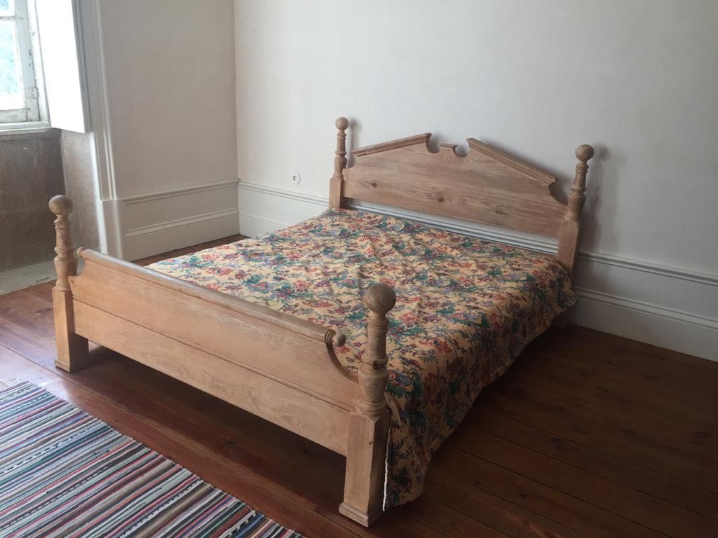 Cama casal Madeira maciça antiga