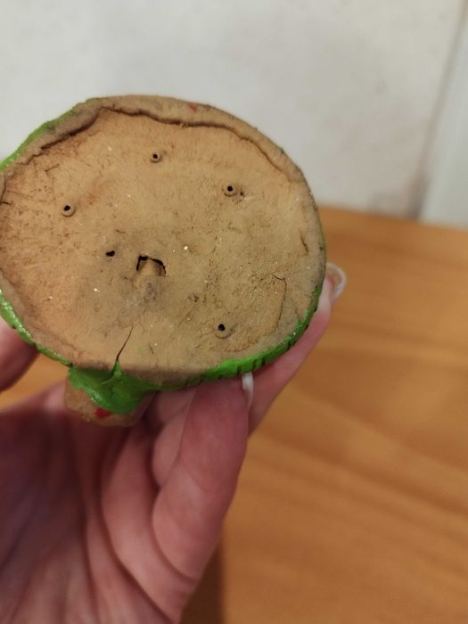 Diabo apito com objeto amarelo (matraca) na mão, mais um da orquestra