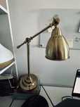 Złota lampa biurkowa Barometer Ikea