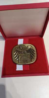 Medal 200-lecie Komisji Edukacji Narodowej wraz z papierami