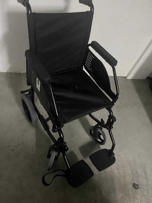 Cadeira com roda nova