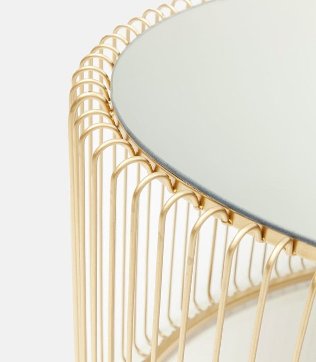 Mesa oval dourada para sala
