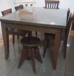 Conjunto vintage de mesa c/ tampo de vidro, cadeiras, cadeirão e banco