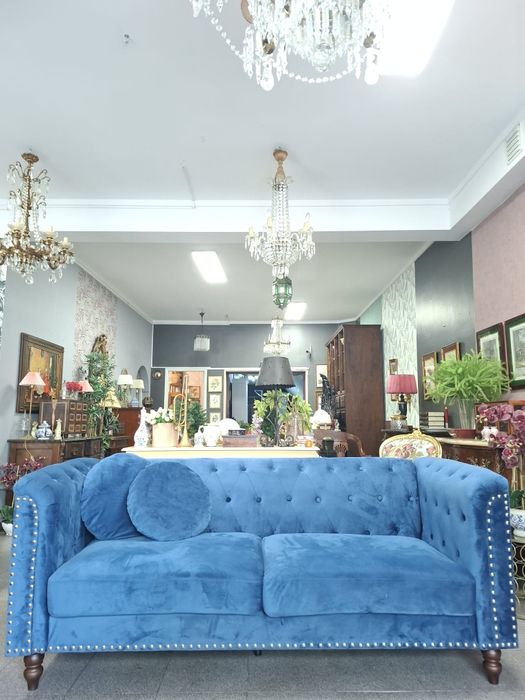 Sofá em Veludo Azul com Capitonê.