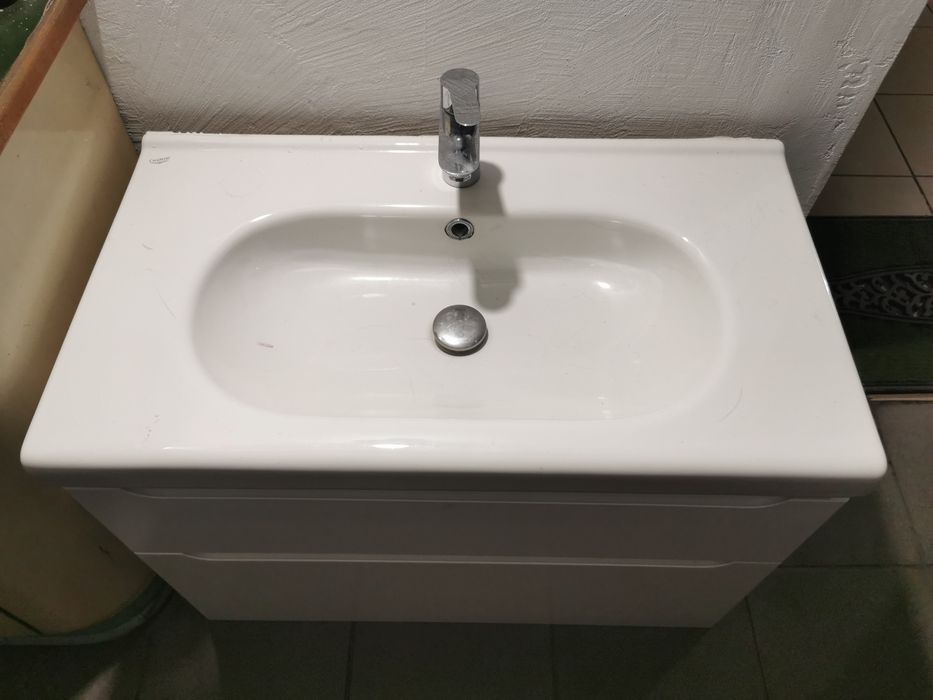 Szafka do łazienki z umywalką i baterią