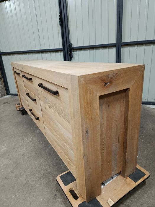Nowa komoda z  dzikiego dębu. OUTLET. 222 cm. Ciche domykanie.