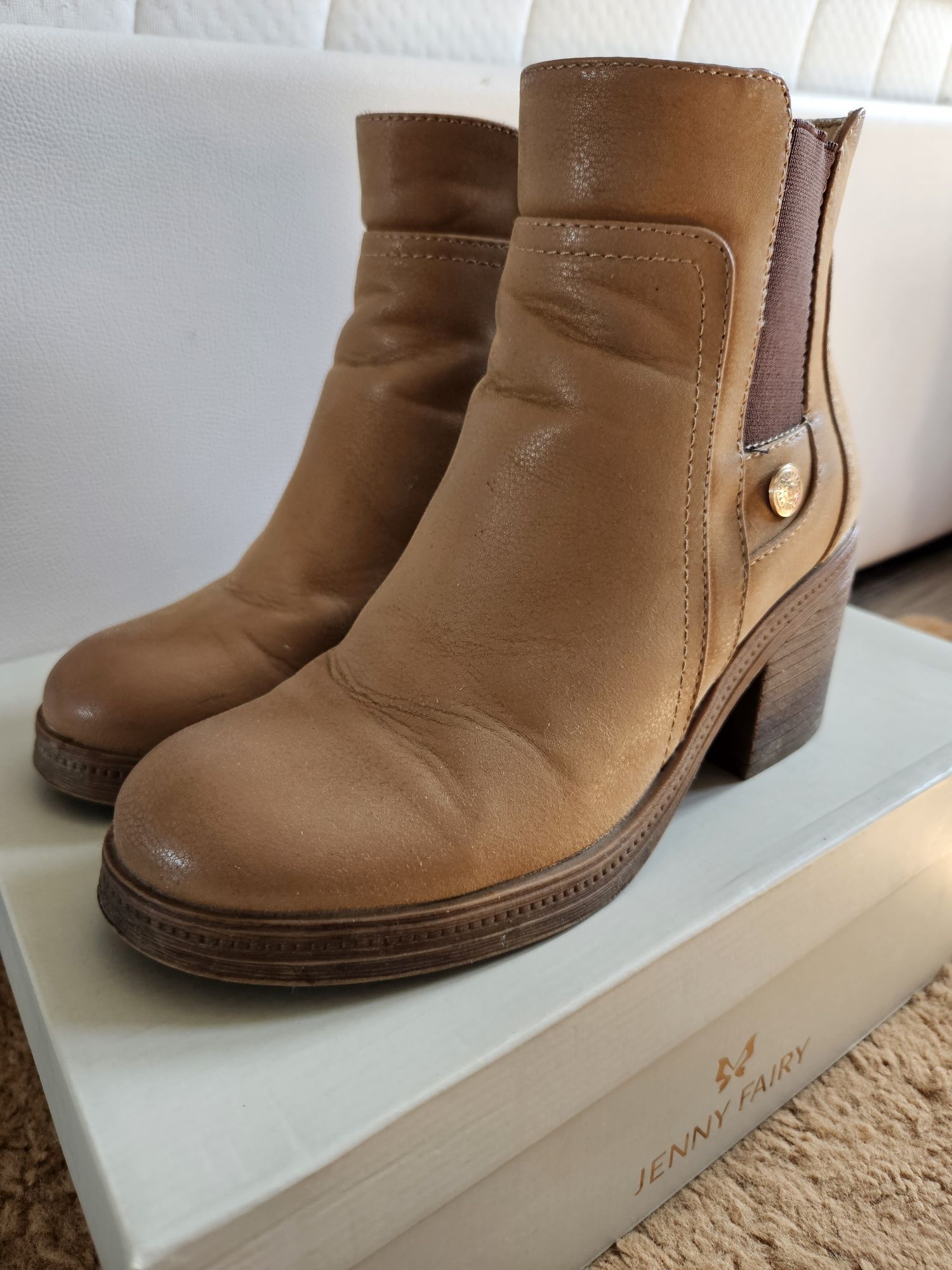 Beżowe buty na obcasie botki 36 Jenny Fairy CCC wiosna jesień