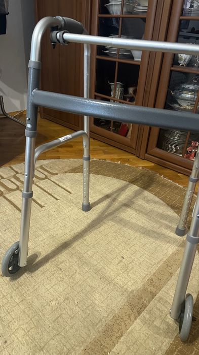 Крокуючі, складні ходунки.