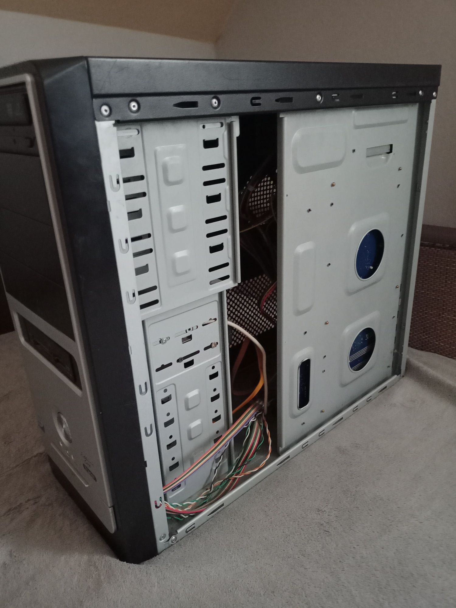 Komputer TRACER (INTEL XEON E5430+R7 240 1gb+4gb ram)