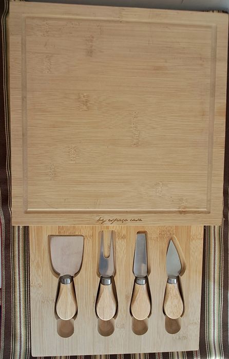 Tábua para queijo em bambu com 4 facas