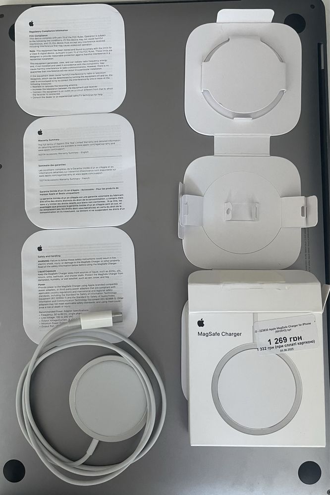 Оригінальна беспровідна зарядка Apple