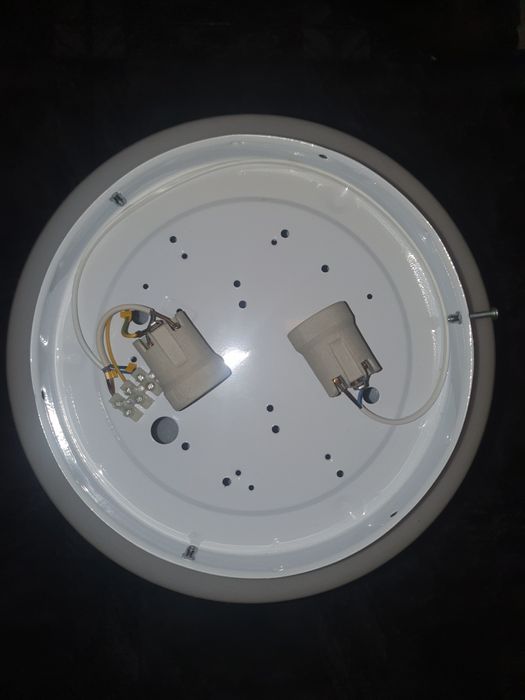 Lampa spodek na sufit