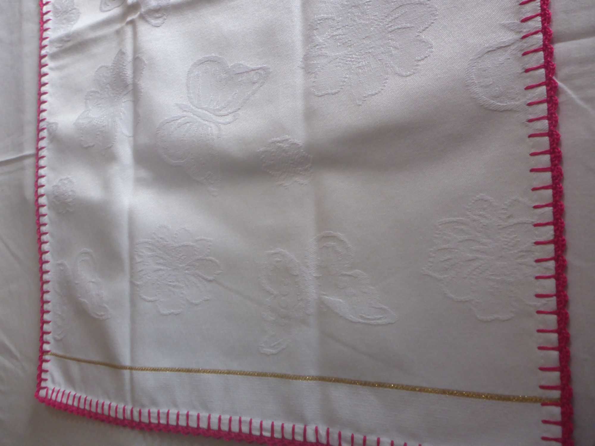 Pano de cozinha ou  toalha de tabuleiro com bordado floral  e renda