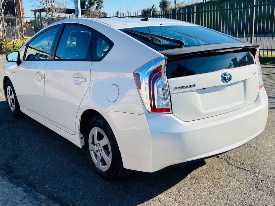 Toyota Prius Four      2014