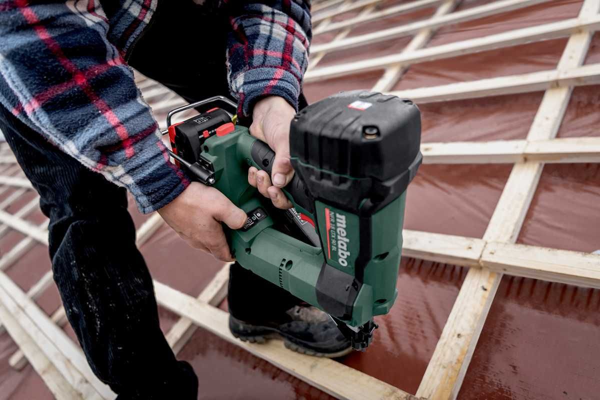 Gwoździarka akumulatorowa Metabo NFR 18 LTX 90 BL Zestaw 2x4Ah