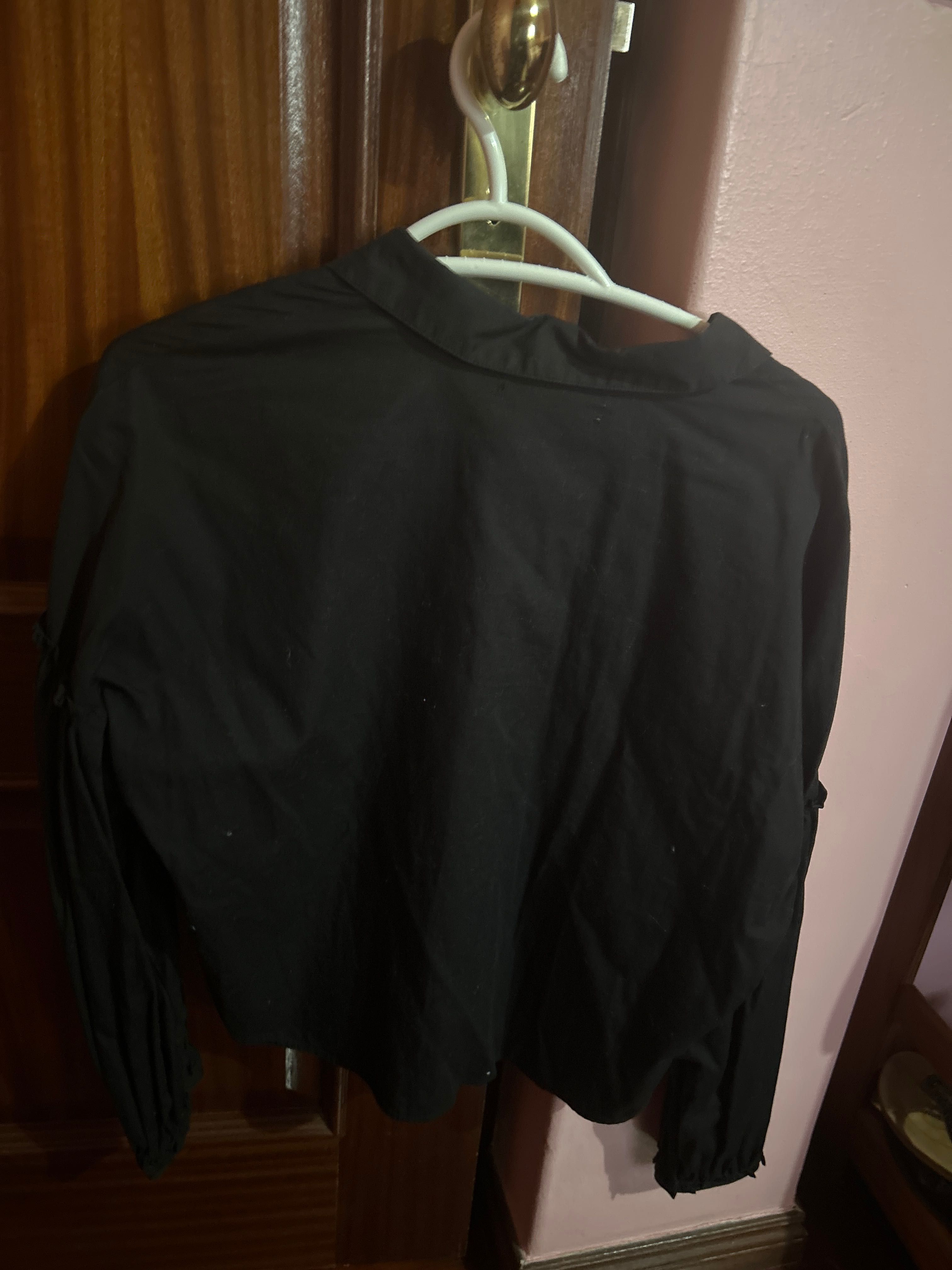 Camisa preta elegante com pormenor bordado