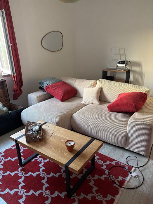 Sofá bege de veludo cotelê