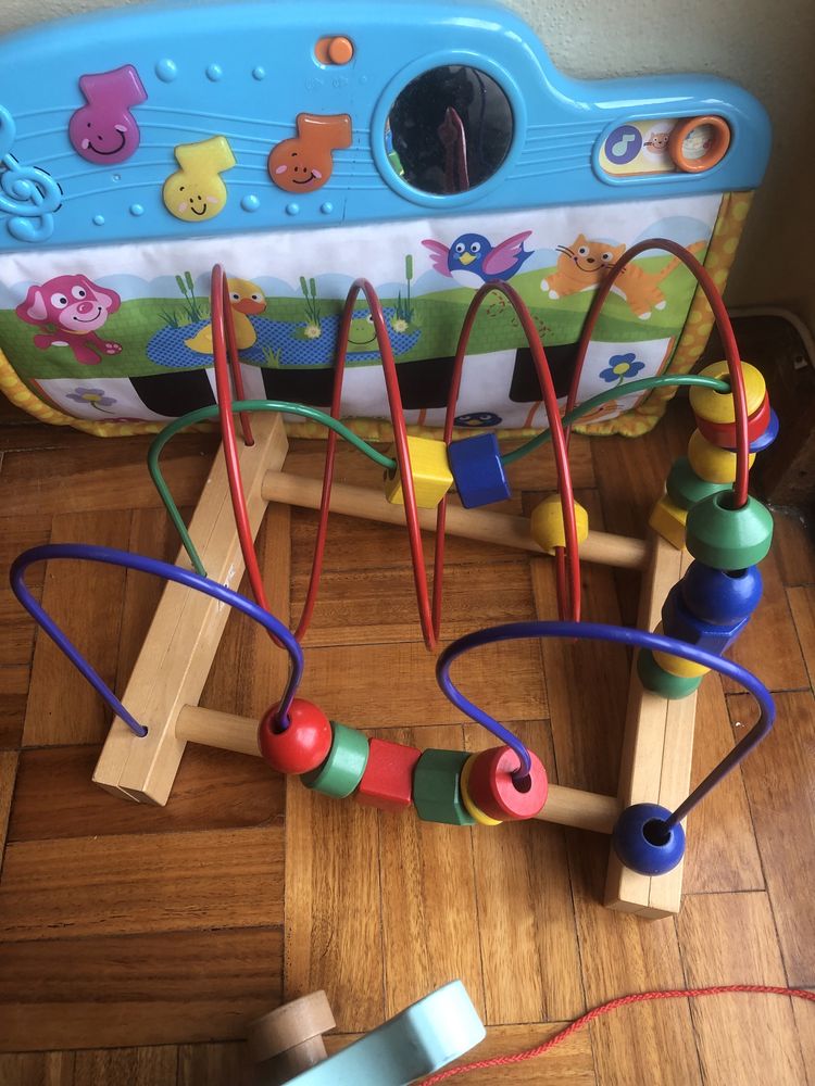 Conjunto de brinquedos de madeira de bebé IKEA e Chicco