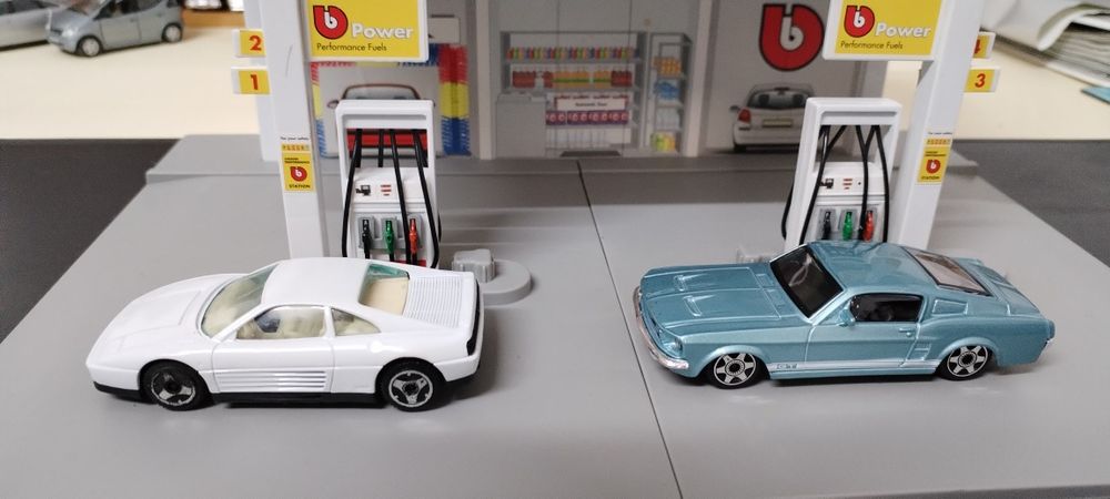 Miniaturas 1/43 Ford Mustang e Ferrari