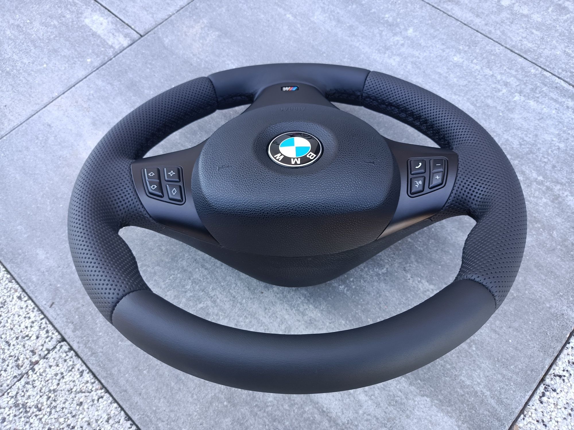 Jak nowa kierownica Mpakiet BMW E90 E91 E92 E93 E81 E87 E88 X1