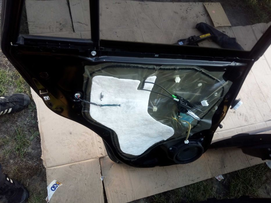 TOYOTA RAV4 III 06-12 drzwi lewe tył kolor czarny 202