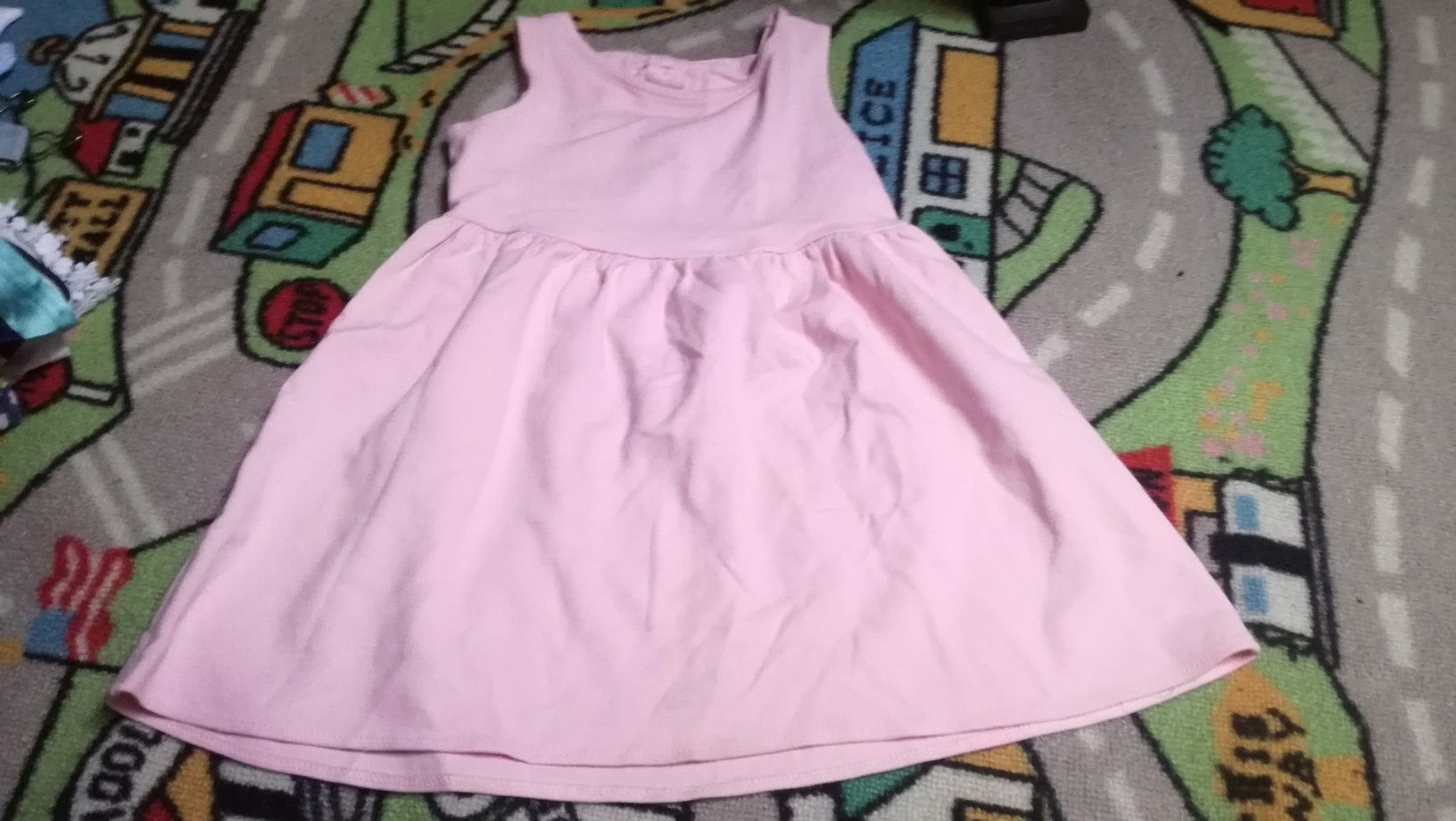 Varias roupas de menina