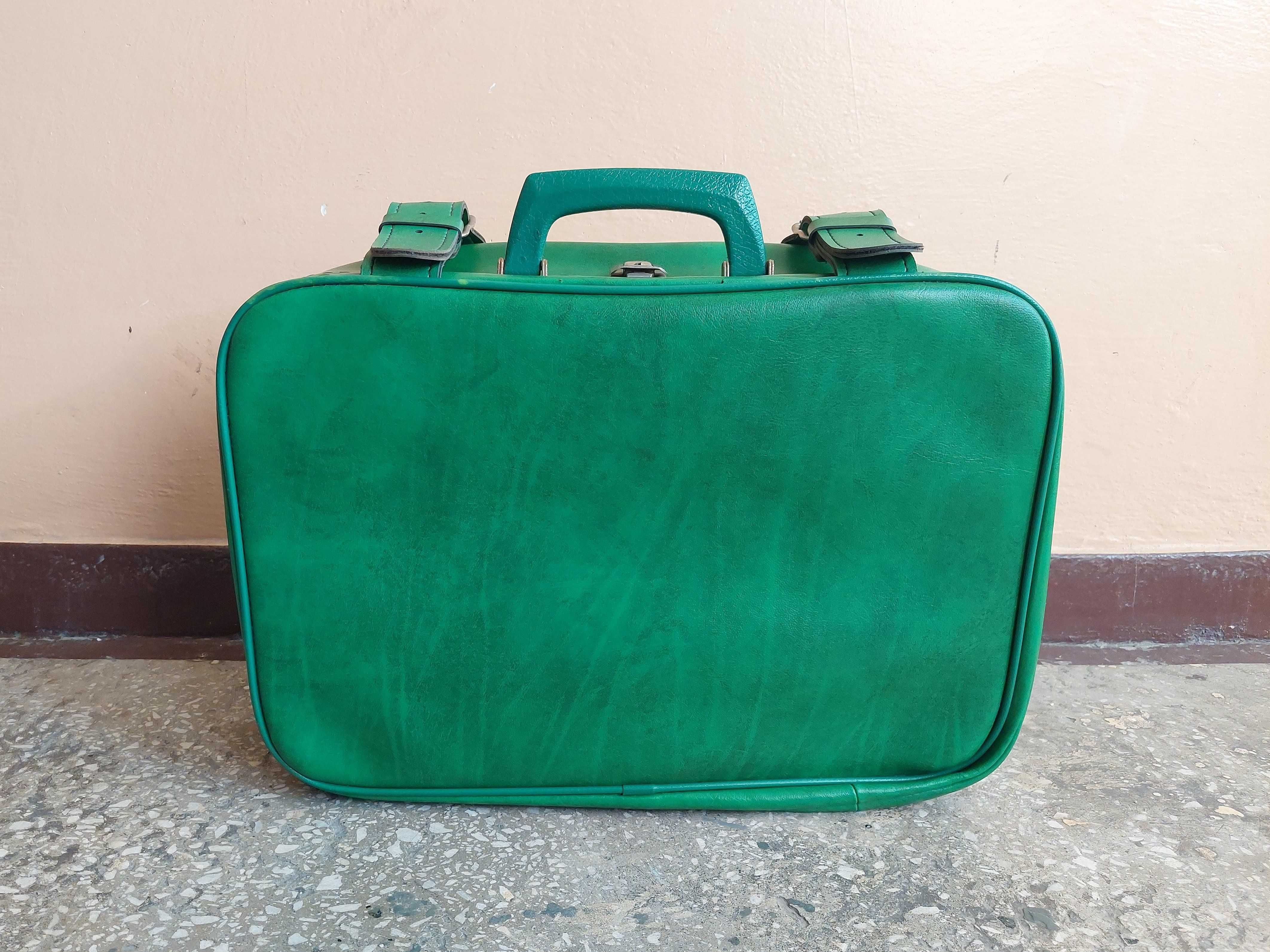 Zielona walizka (uszkodzona)