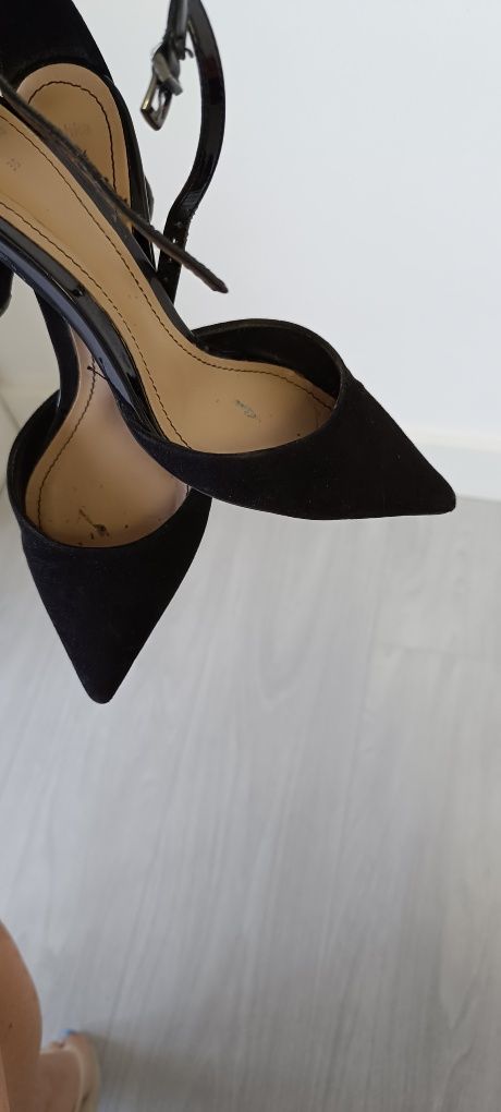 Sapatos pretos elegantes tamanho 35
