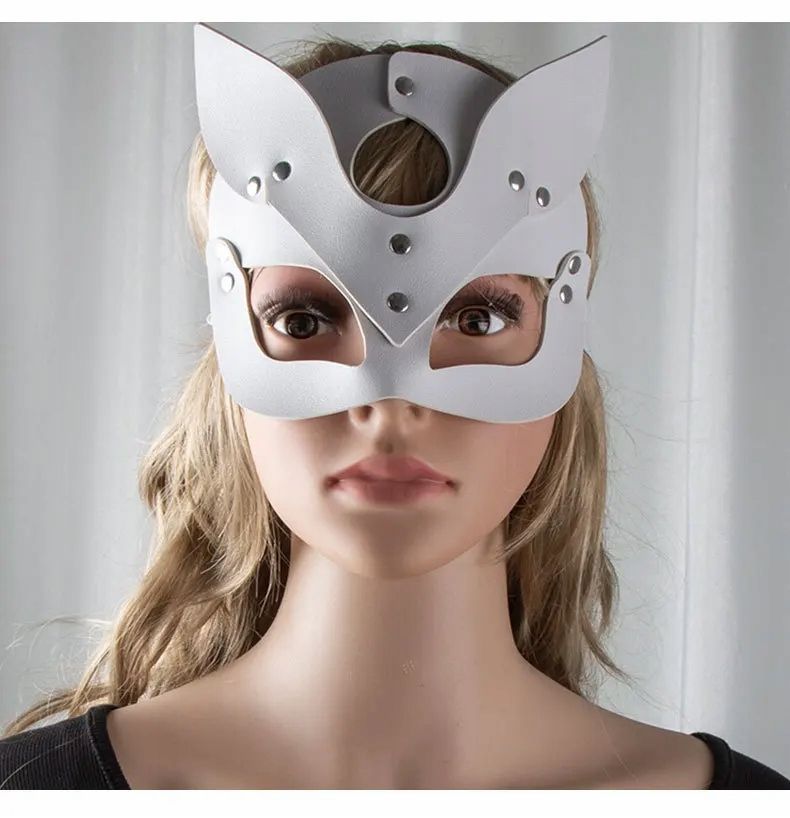 Skórzana maska na twarz na gumce kot biała