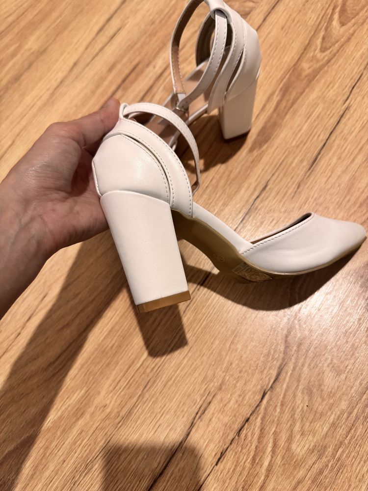 Buty ślubne białe