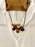 Colar com pedras castanhas