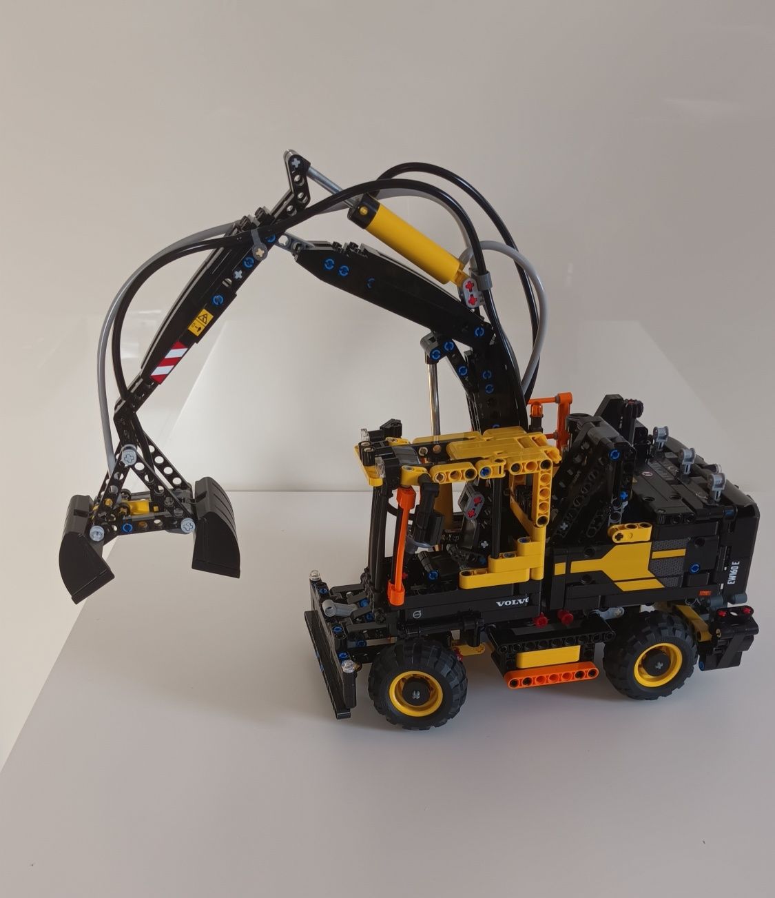 LEGO Technic 42053 - Volvo EW160E - pneumatyka