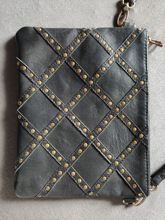 Czarna skórzana torebka