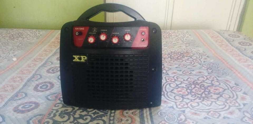 vendo uma coluna de som amplificada pequena como nova com um bom som