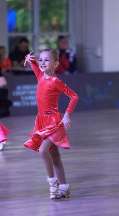 Турнірна бальна сукня