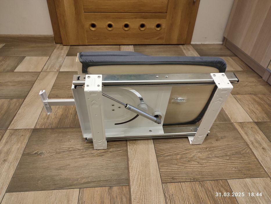 Nowa szara składana deska do prasowania wysuwana