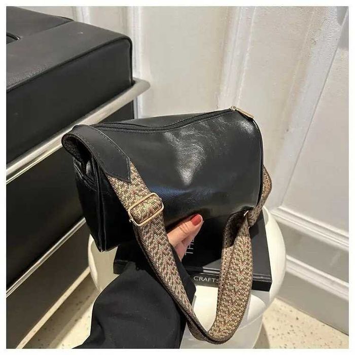 Стильна якісна чорна коричнева жіноча сумка кросбоді на плече екошкіра