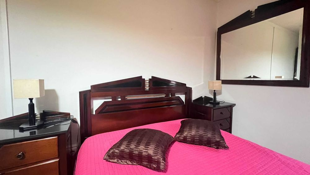 Quarto de casal em cerejeira. Em muito bom estado.